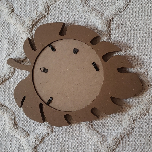 Small decorative mirror in a shape of a leaf 🍃 - Picture 2 of 3